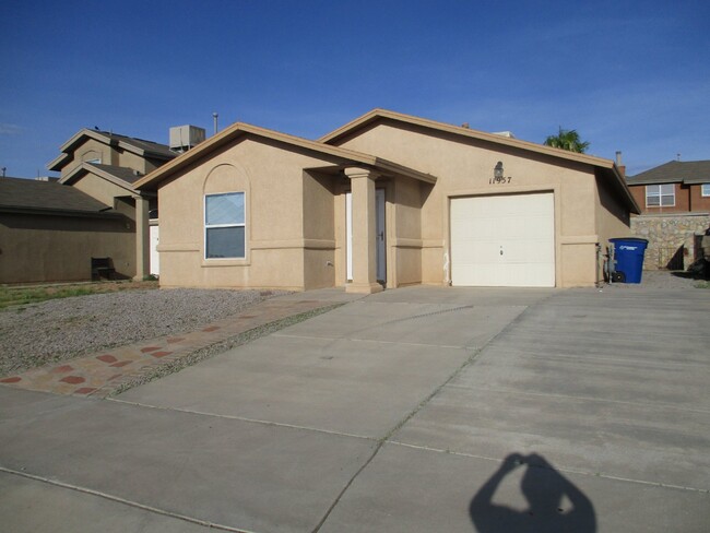 "Charming 3-Bed, 2-Bath Haven on Mesquite ... - "Charming 3-Bed, 2-Bath Haven on Mesquite ... Apartamento