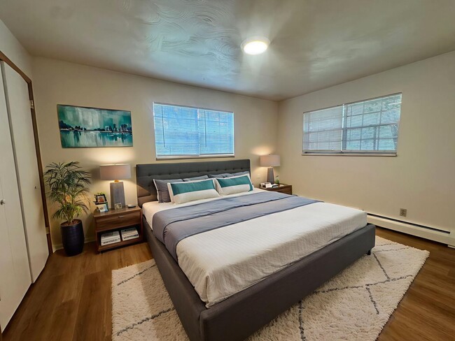 Photo - 3 Bedroom, 2 Bath! with Parking, Washer and Dryer, finished basement! (Comanche)