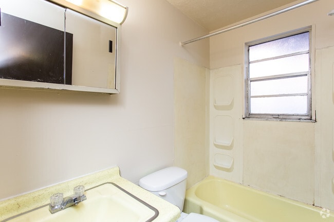 1BR, 1BA - 650 SF