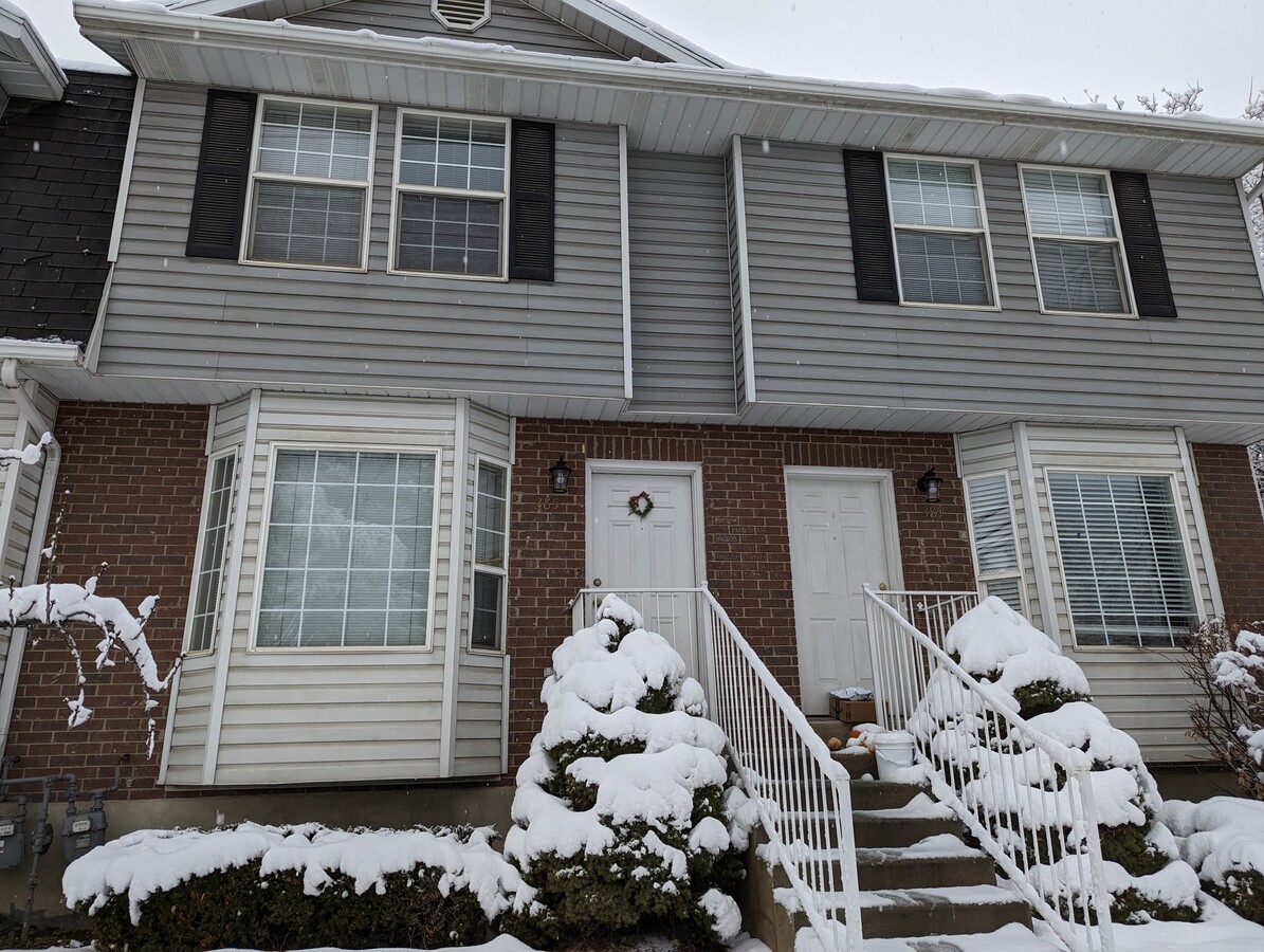 1 FEMALE CONTRACT IN PRIVATE ROOM - AVAILABLE NOW (Oakpointe Townhomes) $525/mo. + utilities/wifi 4- - 385 N 700 E Casa Adosada