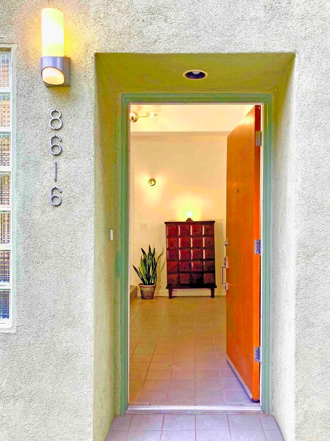 Entrada principal. - 8616 Wonderland Ave