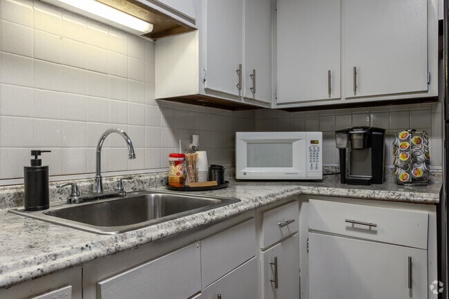 2 BR, 1 BA - 875 SF