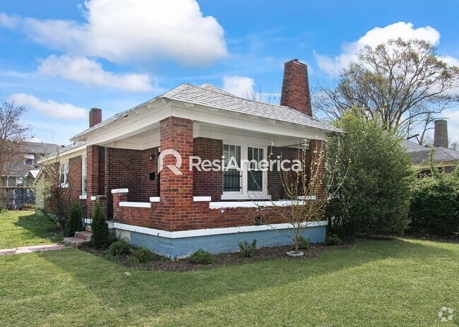 Building Photo - Classic Bungalow in a Convenient Location! Rental