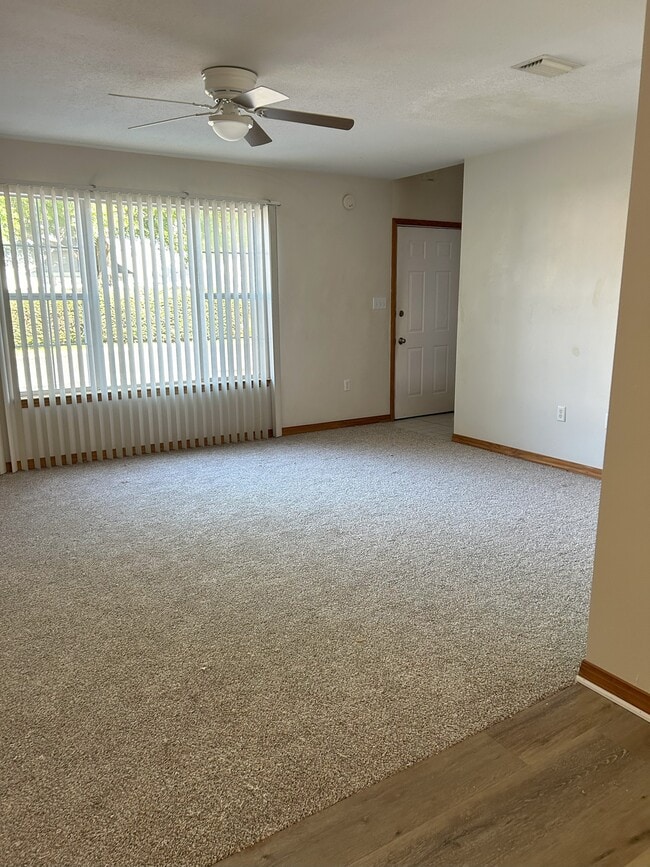 Photo - 834 Stonegate Ct