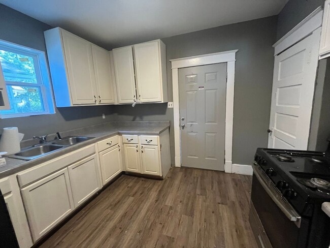 Building Photo - Two bedroom house in Alton