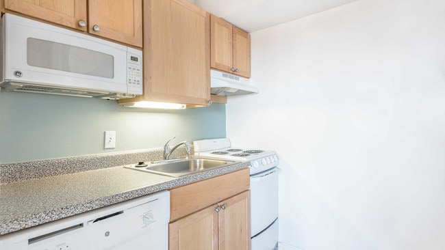 Cocina con lavaplatos - 929 Mass