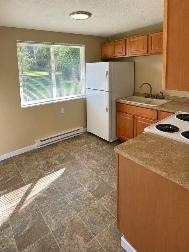 Photo - 506 Elma Ave E