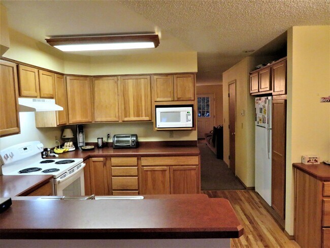 $2,670.95 with $500 Off the first month's rent, 3 Beds - 3 Baths, Townhouse in Lakewood with Cent...