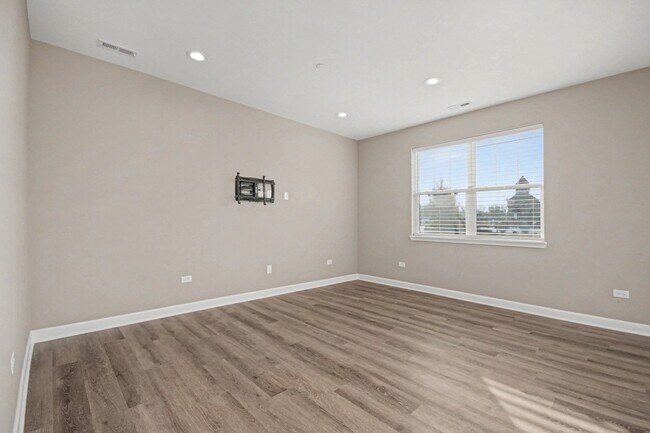 Photo - 253 Masters Dr