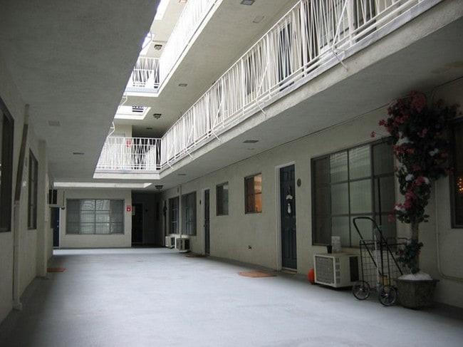 Wellesley Court - Wellesley Court Apartments