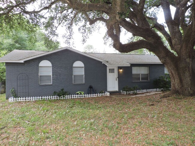 Building Photo - Beautifully updated home!