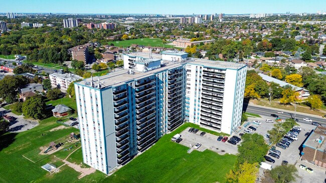 Photo - 1577 Lawrence Avenue West