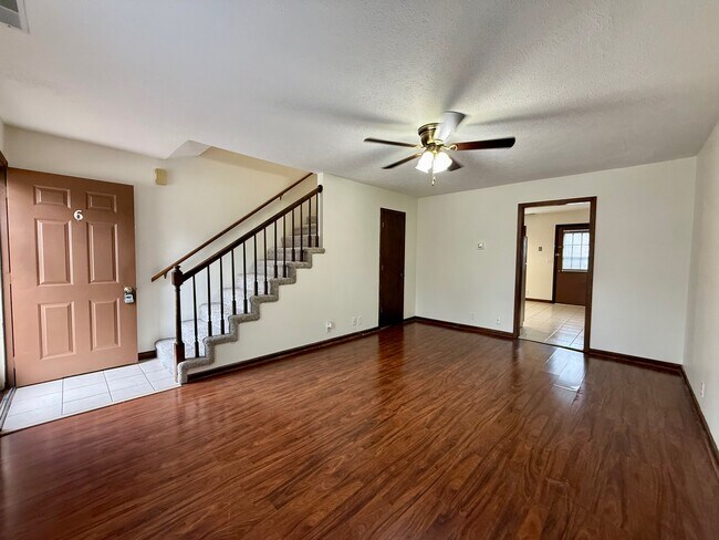 Sala de estar - 110 Elleta Ave