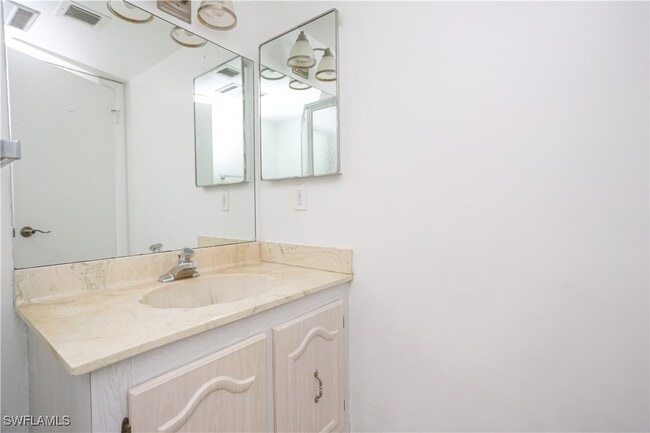 Building Photo - 221 Cypress Way E Unit 201 Rental