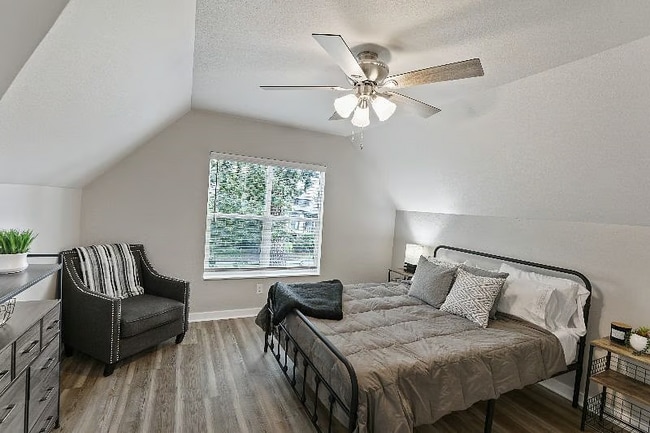 Photo - 1001 N Elm St Unit 3