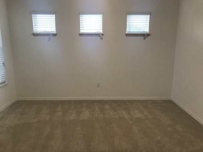 Building Photo - 5 Bedroom at West side Village at Heart of Windermere