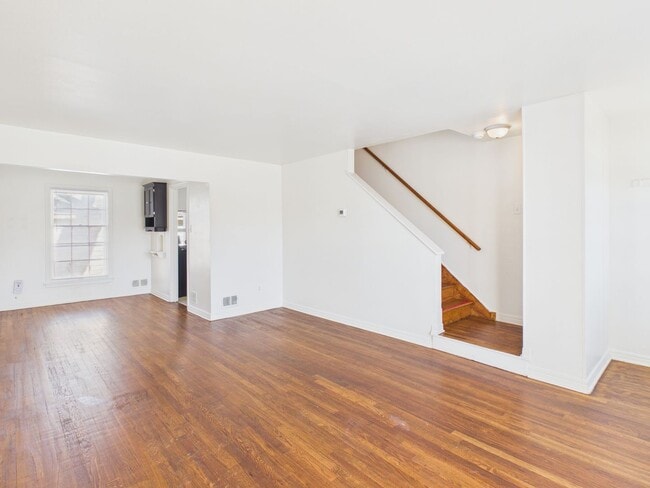 Building Photo - Cute 2 bed 1 bath with a basement you don't want to miss!