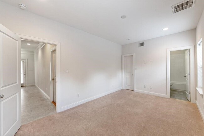 Photo - 1525 Johnson St