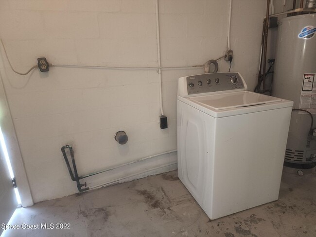 Photo - 595 Albatross St