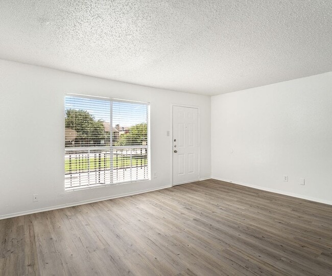 Building Photo - 2111 Holly Hall St Rental