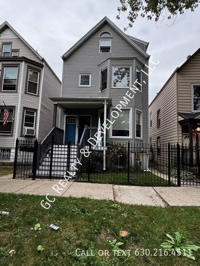 Building Photo - 2717 N Hamlin Ave Unit G
