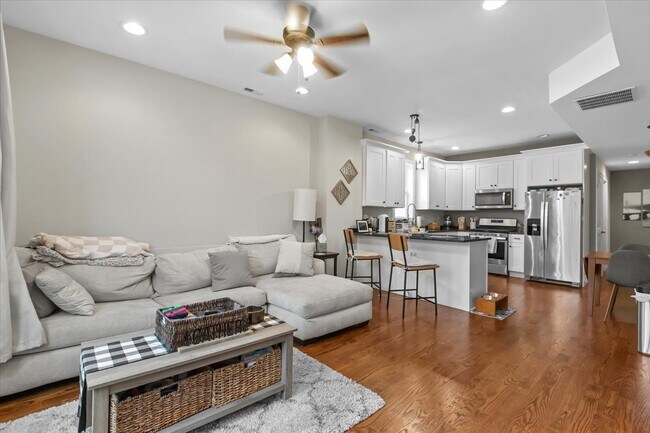 Photo - 2418 W Medill Ave Unidad 2