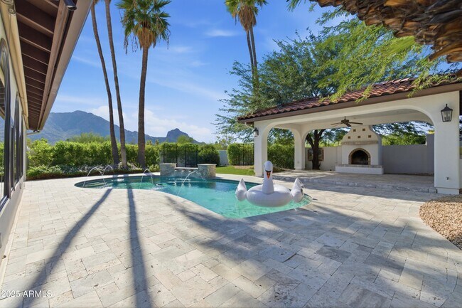 5828 E Cactus Wren Rd