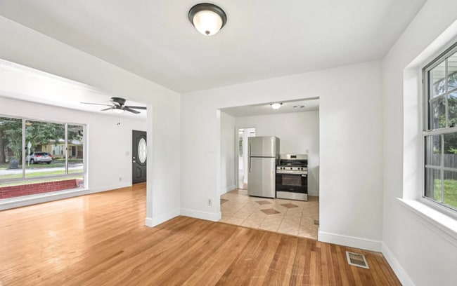 Photo - !!MOVE IN SPECIAL: 1 Month Free on a 13 months lease!! Beautiful 3 Beds 2 Baths Home with Spaciou...