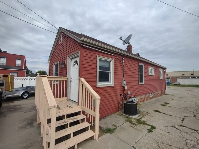Building Photo - 37939 Vine St Unit Rear