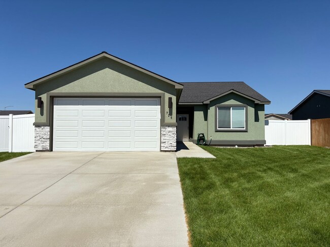 Building Photo - New home for Rent in Quincy!