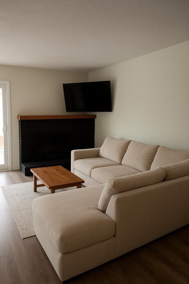 Salón con chimenea - 334 Calor Dr Casa