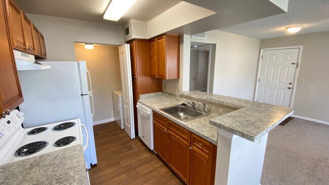 Photo - MOVE IN SPECIAL! First Floor 2BR/2BA Condo... Unidad 2312