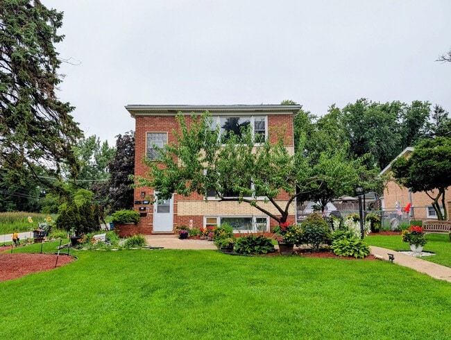 Building Photo - 16W780 57th St Unit 1