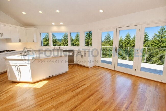 Photo - 309 Crown Rd