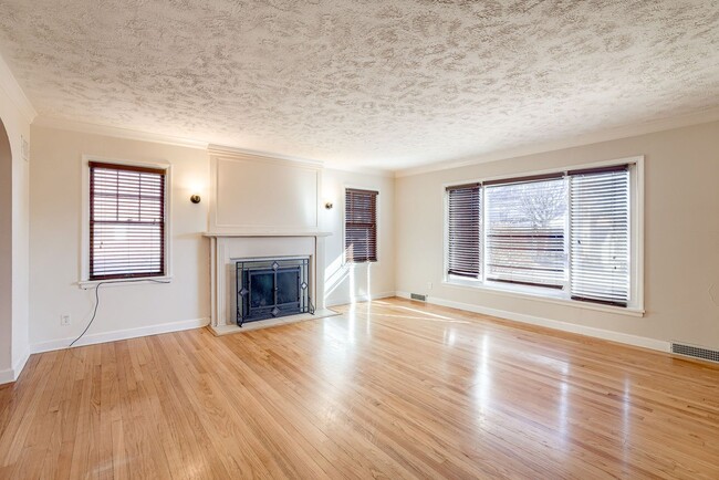 Photo - Charming 3 Bedroom Duplex In Prime Location!! Unit 558 S 34th St