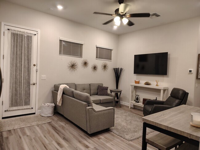 Sideyard door/Living Rm - 521 S 197th Ln Unidad 2