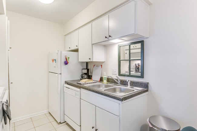 Fully equipped kitchen - 4901 Bryce Ave Unit 18