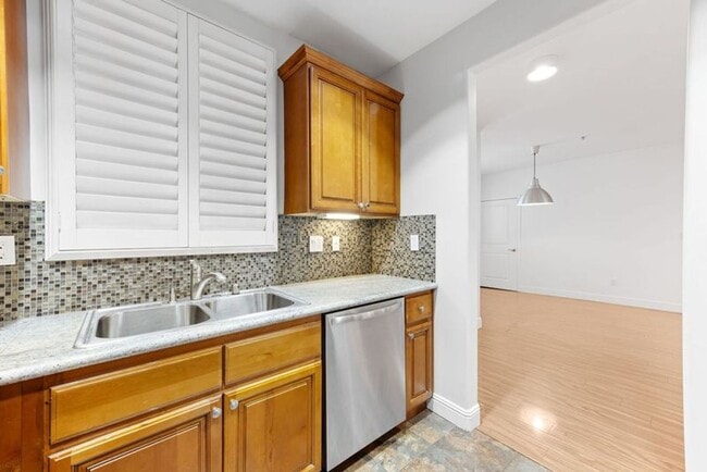 Modern 3 Bed, 2 Bath Condo for Lease – 1,320 Sq Ft – Prime Sherman Oaks Location