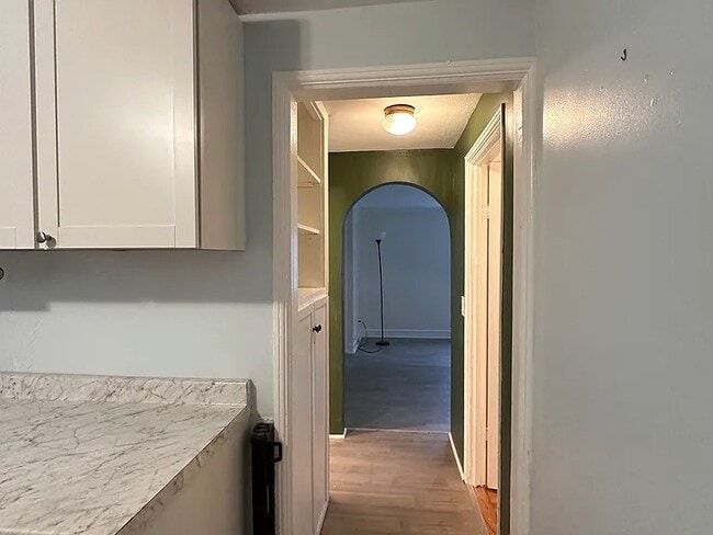 Pasillo entre la cocina y el salón - 158 Edgemere Ave