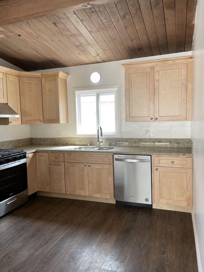 Photo - 2215 Mathews Ave Unidad 2