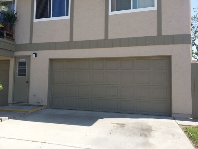 Building Photo - 2 bed/ 1 bath townhouse with garage in Santee