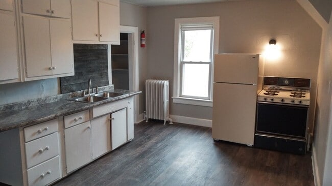 Building Photo - 720 N Chestnut Ave Unit Upper