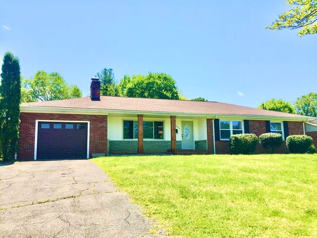Building Photo - 802 Hillmoor Dr Rental