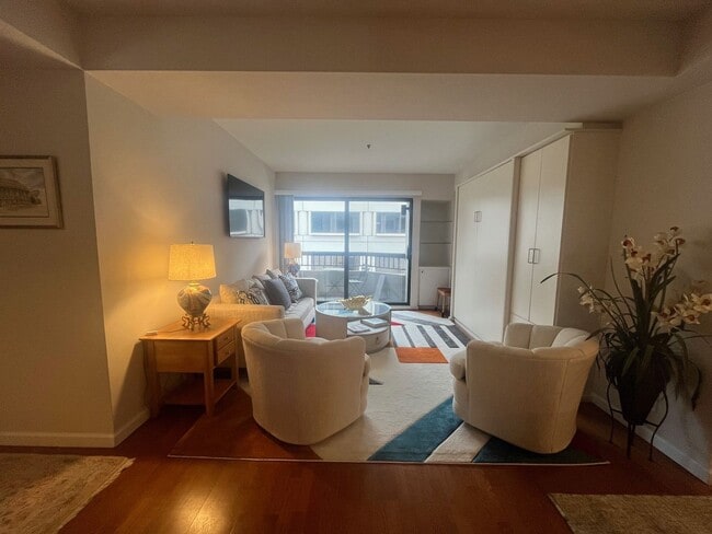 Building Photo - Elegant fully furnished one bedroom in Opera Plaza