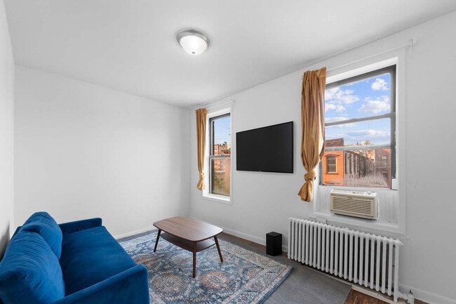 Building Photo - 402 E 11th St Rental