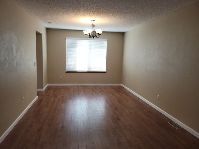 Photo - 305 Holbrook St
