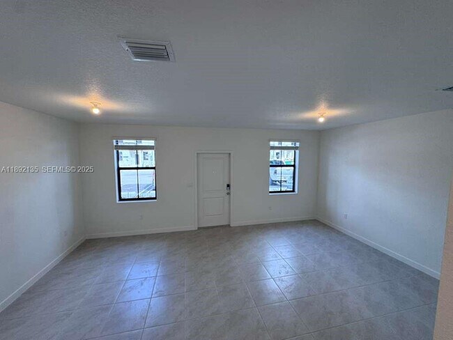 Photo - 1549 NE 3rd Ave