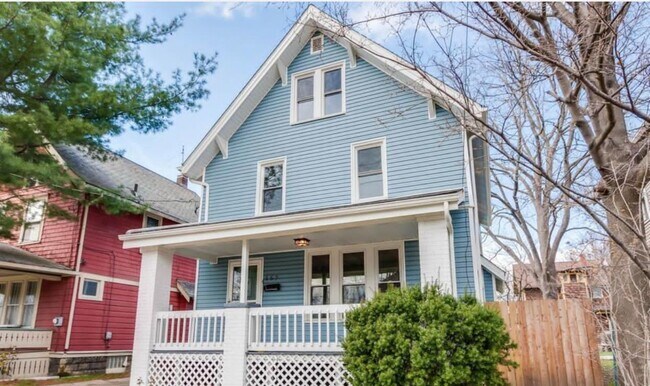 Photo - 157 Hollinger Ave