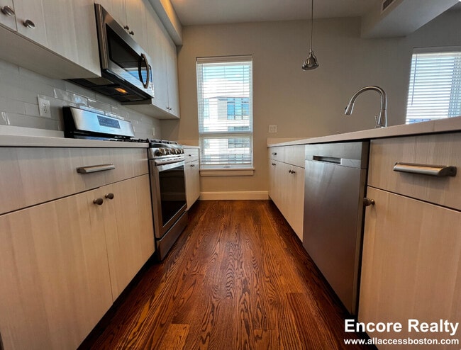 Building Photo - 2 Everett Sq Rental