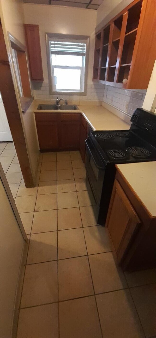 Kitchen - 618 1st St Unit 618